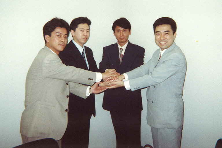 通信機器・OA機器の販売・保守を目的として東京都港区西麻布に株式会社レカムジャパン（現・レカム株式会社）を設立 NTT製通信機器の販売を開始